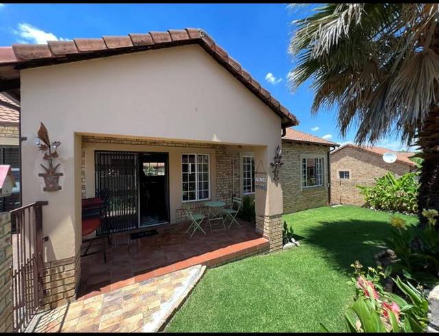 3 BEDROOM TOWNHOUSE FOR SALE IN SASOLBURG EXT 11